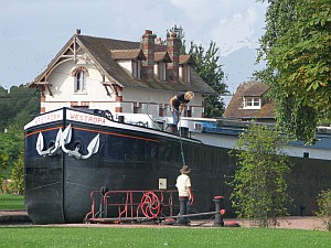 bateau Freycinet dans le canal de Bourgogne